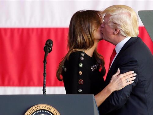 Al G7 il riscatto di Trump, Melania: sono fiera di lui. E lo bacia