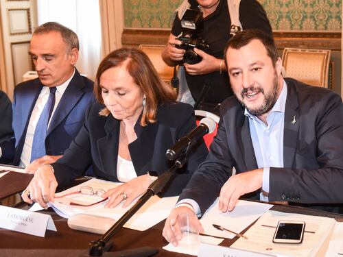 Luciana Lamorgese si difende sui migranti ed è pronta a vedere Matteo Salvini. Lui: dove e quando?