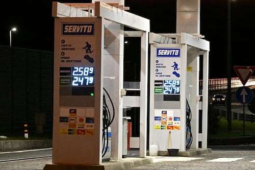 Prezzi benzina, ancora rialzi nonostante i segnali di pace. Nuovo record per il diesel