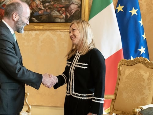Migranti, Weber sta con Giorgia Meloni. "Pronti a costruire muri"