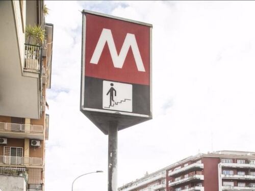 Pestato dal branco nel metrò, 16enne finisce in ospedale