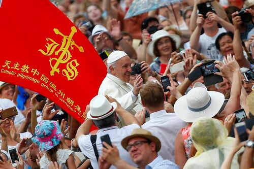 Papa Francesco: stolto far lavorare gli anziani al posto dei giovani. Poi l'attacco alle pensioni d'oro