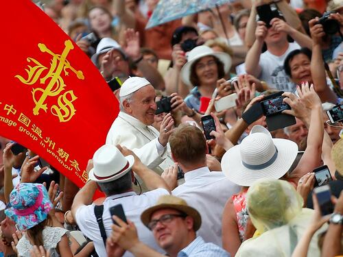 Papa Francesco: stolto far lavorare gli anziani al posto dei giovani. Poi l'attacco alle pensioni d'oro