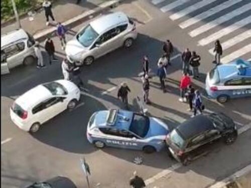 Poliziotti accerchiati a Tor Bella Monaca: fuori la pistola per riportare la calma