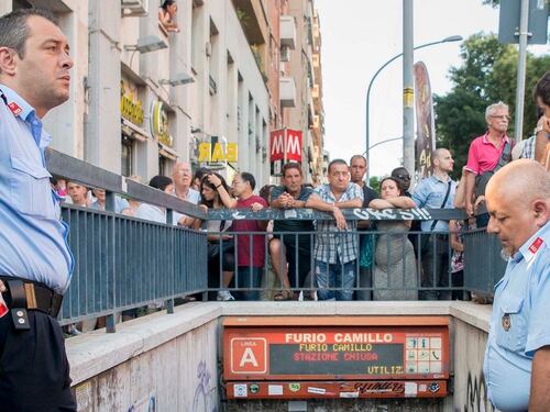 Le scale mobili non funzionano. Chiusa la stazione Furio Camillo