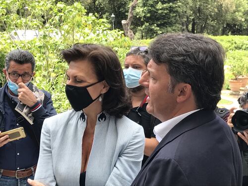 Alla presentazione del libro di Renzi tutti in mascherina... tranne Renzi!