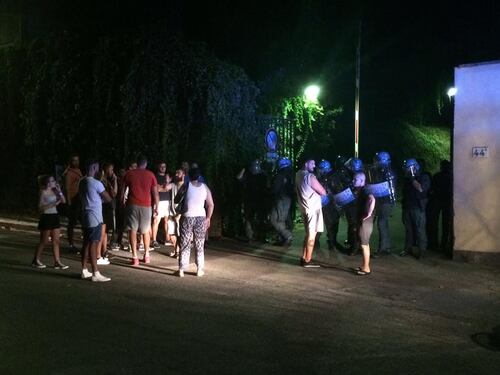 Caos nel centro accoglienza di via del Frantoio, scontri fra migranti e residenti