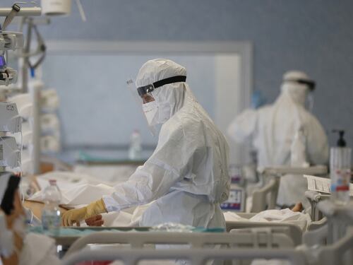 Coronavirus, terapie intensive e ricoveri oltre la soglia critica. Il bollettino del 17 agosto