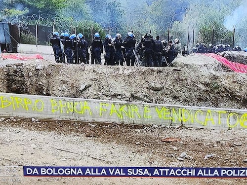 Da Fakir ai NoTav, la scritta che conferma la regia rossa: "Sbirro brucia"