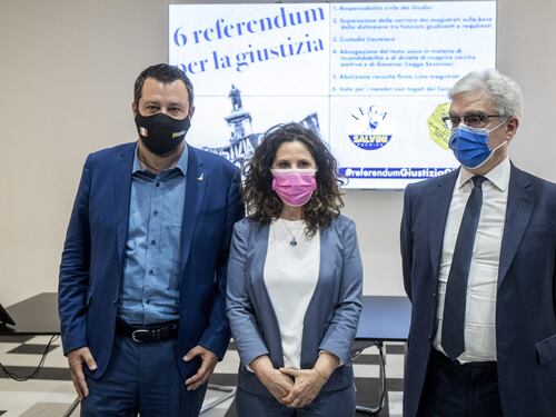 Matteo Salvini sfida i magistrati. Via alla raccolta firme per il referendum dei Radicali