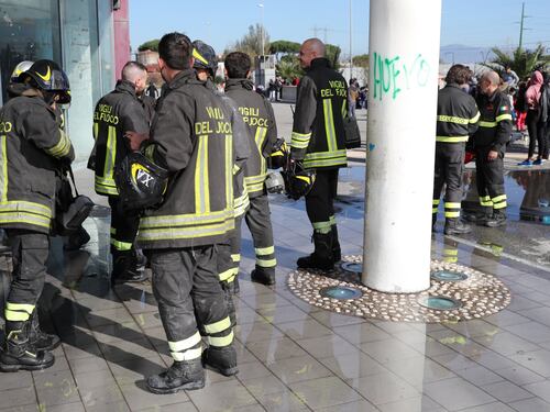 Fiamme e paura nell'ex hotel occupato: giù dalle finestre per salvarsi