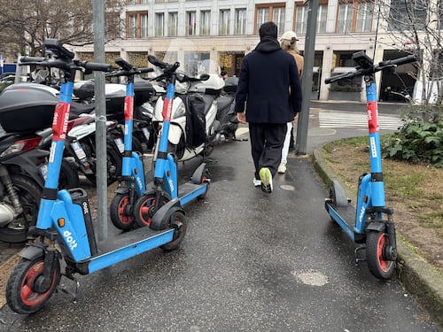 Monopattini elettrici, dal 16 maggio scatta l'obbligo di targa e assicurazione: multe fino a 400