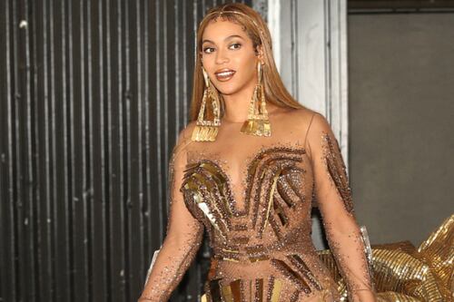 Scintillante Beyoncé. E l'outfit dorato contagia anche la figlia Blue Ivy