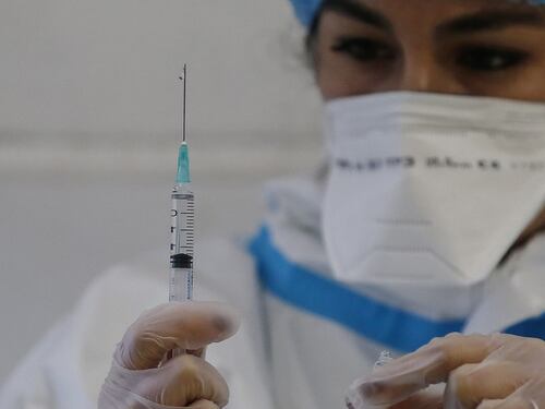 Germania, iniettate per errore 5 dosi di vaccino a testa a 8 operatori sanitari