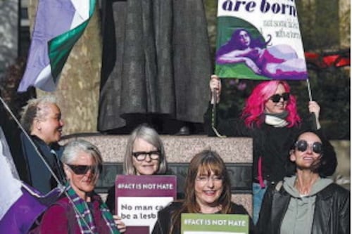 La donna "è donna alla nascita". La sentenza che fa impazzire la sinistra