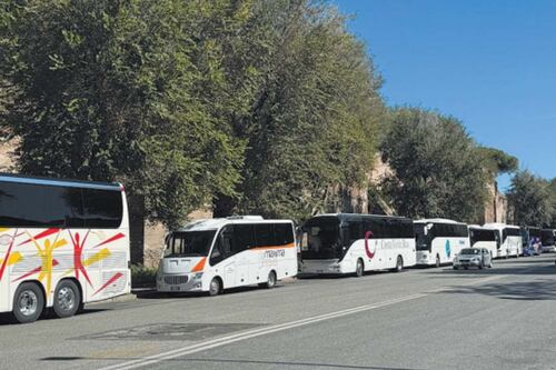 Giubileo, scontro sui bus turistici: spunta lo sconto periferia con ticket a un euro