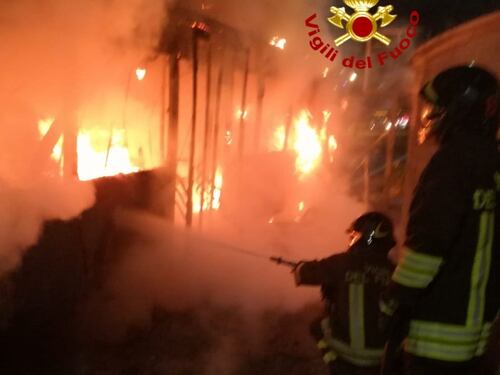 Bus Atac distrutto dalle fiamme in via Fosso della Magliana
