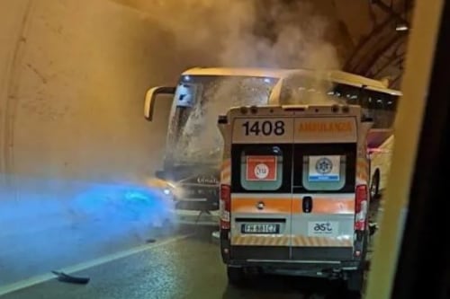 Marche, incidente in galleria tra ambulanza e bus con bambini: morti e feriti