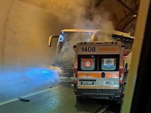 Marche, incidente in galleria tra ambulanza e bus con bambini: morti e feriti