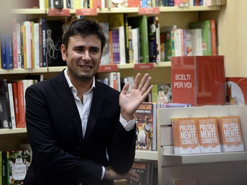 Di Battista minaccia l'uscita dai 5 stelle: se andate con Renzi, arrivederci e grazie