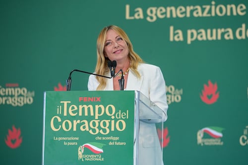 Fenix, Meloni show alla festa di FdI: “Via burqa e hijab dalle aule”. Stretta sugli stranieri a scuola
