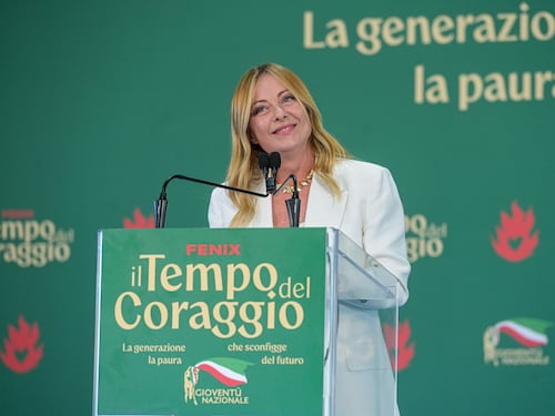 Fenix, Meloni show alla festa di FdI: “Via burqa e hijab dalle aule”. Stretta sugli stranieri a scuola