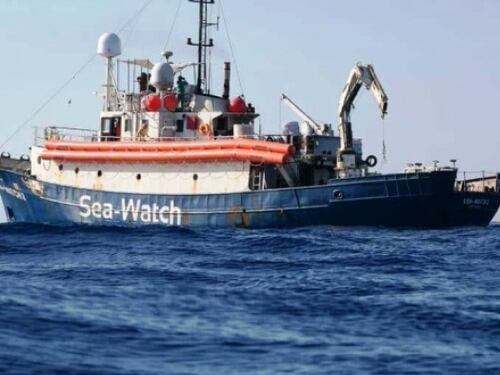 Sea Watch in acque italiane, Di Maio: "Dirotti verso Marsiglia". Ma Napoli apre il porto