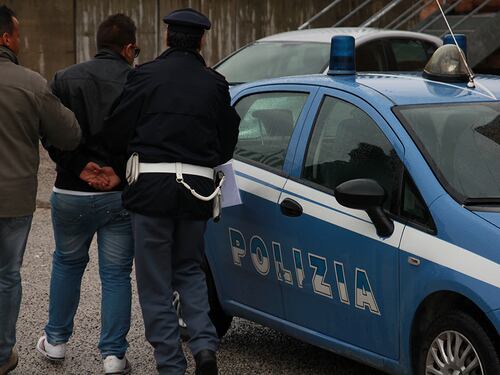 "Arancia meccanica" per rapinare automobilisti. Arrestati otto rom