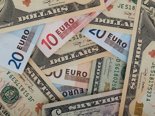 Economia, euro alla parità con il dollaro: è la prima volta nella storia