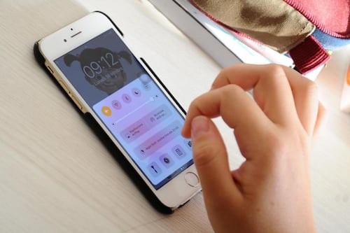 Scuola, insegnanti e genitori "promuovono" lo stop ai cellulari in classe di Valditara