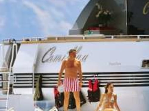 Matteo Renzi sullo yacht di lusso, la moglie Agnese sexy in bikini