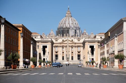 Vaticano, arriva il vademecum su come trattare i casi dei preti pedofili. "Reato anche le proposte via chat"