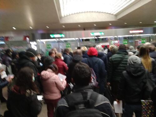 Pazzesco alla stazione Termini: passeggeri ammassati in attesa dei treni, il virus non fa paura