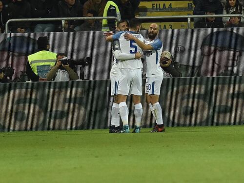 L'Inter vince a Cagliari e vola in testa