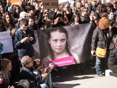 Le gretine in piazza a fare la rivoluzione dei buoni sentimenti