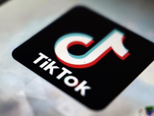 Usa, app TikTok oscurata: "Per fortuna arriva Trump". Quel messaggio agli utenti