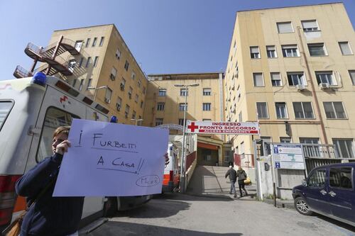 Napoli, bomba carta al Loreto Mare. Proteste contro gli assenteisti