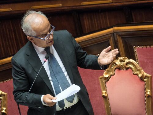 Allarme migranti: Lampedusa scoppia. Il ministro Piantedosi alla Camera