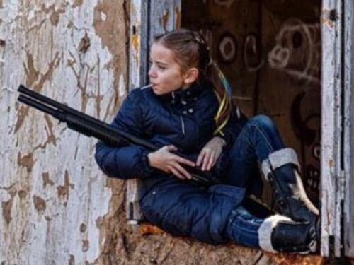 Guerra in Ucraina, la bambina soldato diventa virale sul web