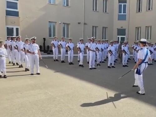 Il plotone della Marina balla Jerusalema: punita la marinaia della danza in caserma