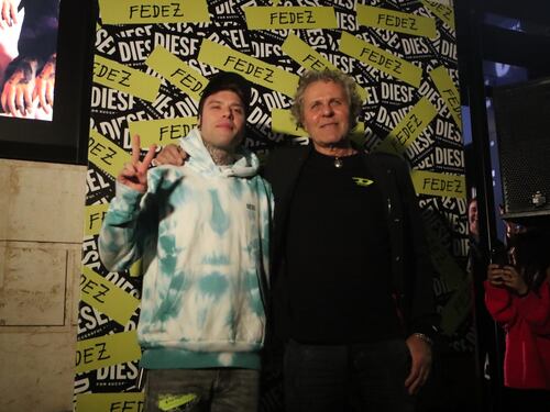 Fedez disegna le sue magliette. Bagno di folla tra Fiorello e Balzaretti