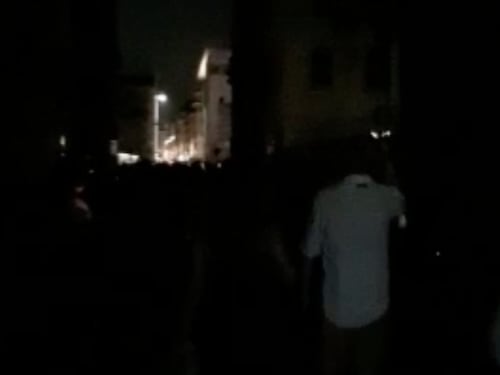 Blackout a via di Ripetta dopo la festa. Roma al buio in mezzo ai rifiuti