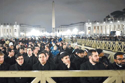 Papa, Parolin a San Pietro: parte la maratona di preghiera per vegliare Francesco
