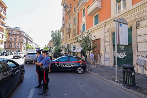Caccia al "cecchino" di Prati con le analisi balistiche. E spuntano altri casi