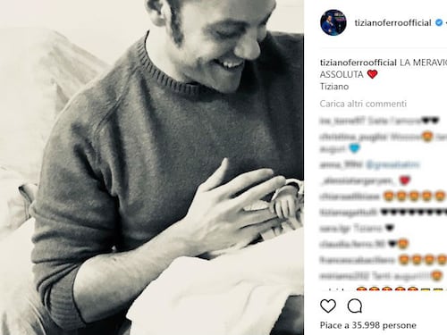 Tiziano Ferro ha avuto un figlio? La foto con il neonato fa impazzire il web, poi la smentita