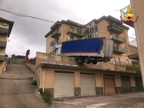 Il tir è in bilico sui tetti: paura nel palermitano
