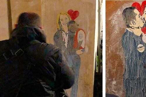 Roma, spuntano i murales: c'è il bacio tra Salvini e Di Maio. E la Meloni con un bimbo africano