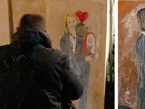 Roma, spuntano i murales: c'è il bacio tra Salvini e Di Maio. E la Meloni con un bimbo africano