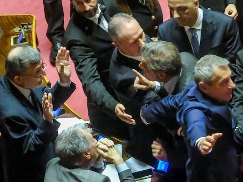 Il decreto Sicurezza è legge, rissa sfiorata in Senato. Calenda a Balboni: "Ci vediamo a Colle Oppio"