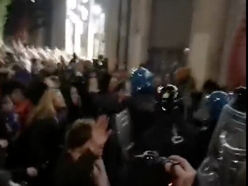 Roma, femministe assaltano la sede di Pro Vita: video choc. Salvini: solidarietà solo per la Cgil?
